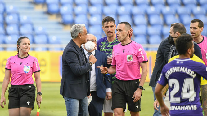 Sergio Pellicer habla con Aitor Arostegui al final del partido.