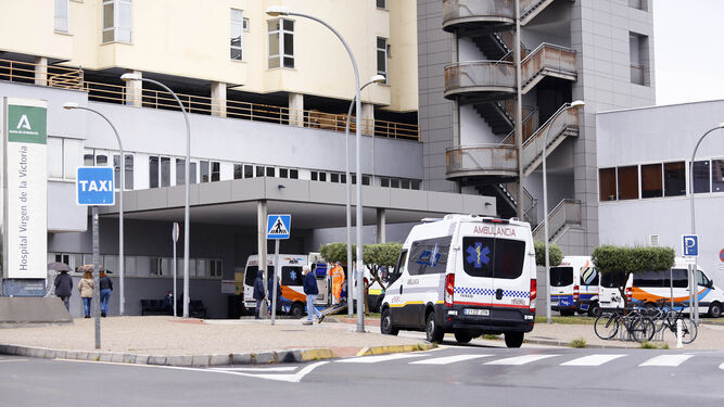 Una ambulancia, a las puertas del Hospital Clínico de Málaga.