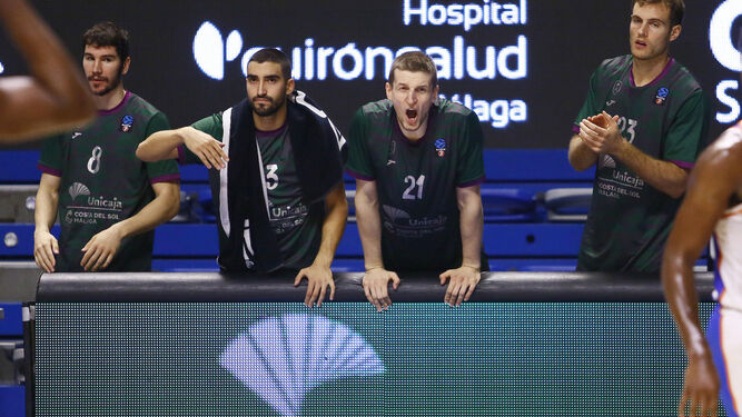 Jaime Fernández y Waczynski celebran durante esta temporada en un partido de la Eurocup.