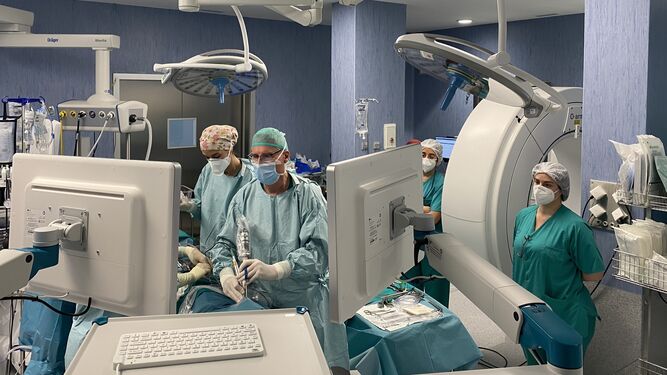 Profesionales de Neurocirugía del Regional durante una operación.