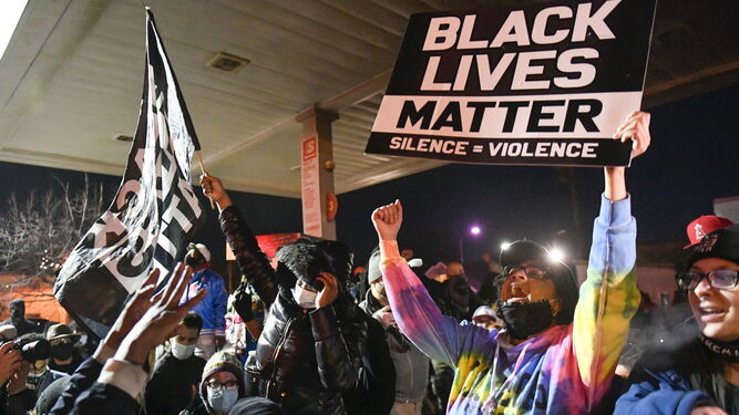 Una multitud sostiene carteles del movimiento Black Lives Matter tras el veredicto de culpabilidad del policía que asfixió a George Floyd.