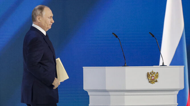 El presidente ruso, Vladímir Putin, se dirige al atril para pronunciar su discurso.