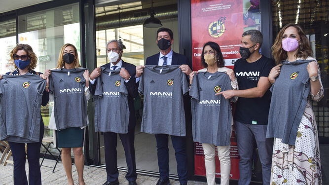 El vicepresidente de la Junta de Andalucía, el consejero de economía y la presidenta del Parlamento andaluz durante su  visita a la empresa con camisetas del Maavi Fútbol Club, el club de fútbol de Kimitec.