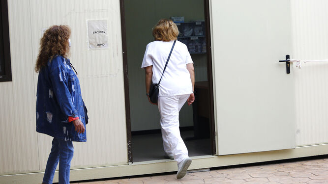 Una mujer entra a la caseta de vacunación del centro de salud de Teatinos.