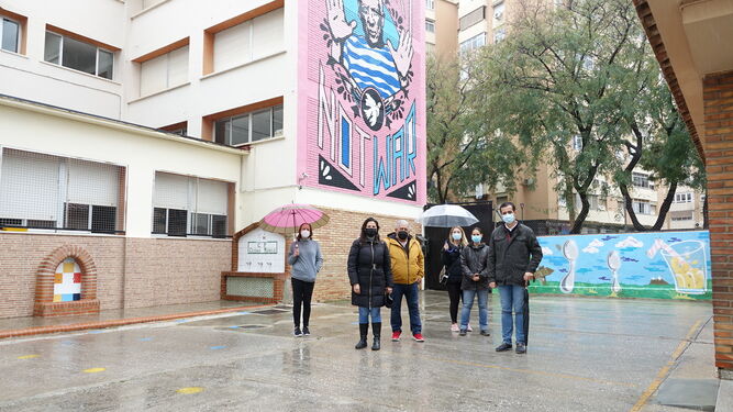 Representantes del PSOE durante su visita al colegio Ciudad de Mobile.