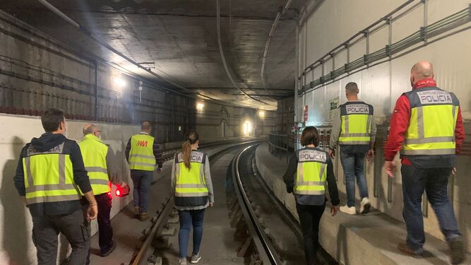 La Policía Nacional visita los túneles y vías de evacuación de las estaciones del Metro de Málaga