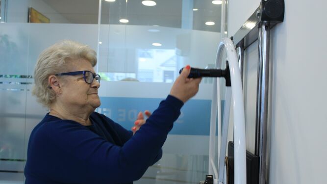 Una mujer mayor realiza un ejercicio