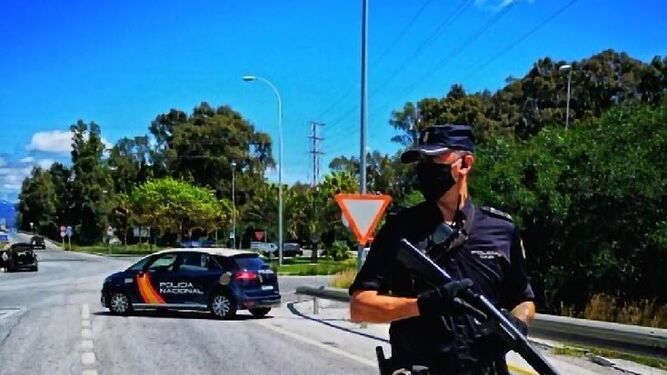 Un policía nacional en un control en Marbella