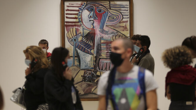Visitantes en la colección permanente del Museo Picasso Málaga.