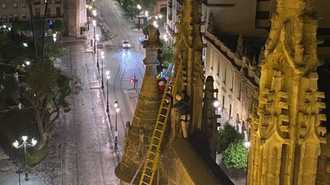 Los especialistas en trabajos verticales Miguel Ángel Gallardo Verde y José Manuel Garrido Marín comprueban uno de los pináculos de la Catedral.
