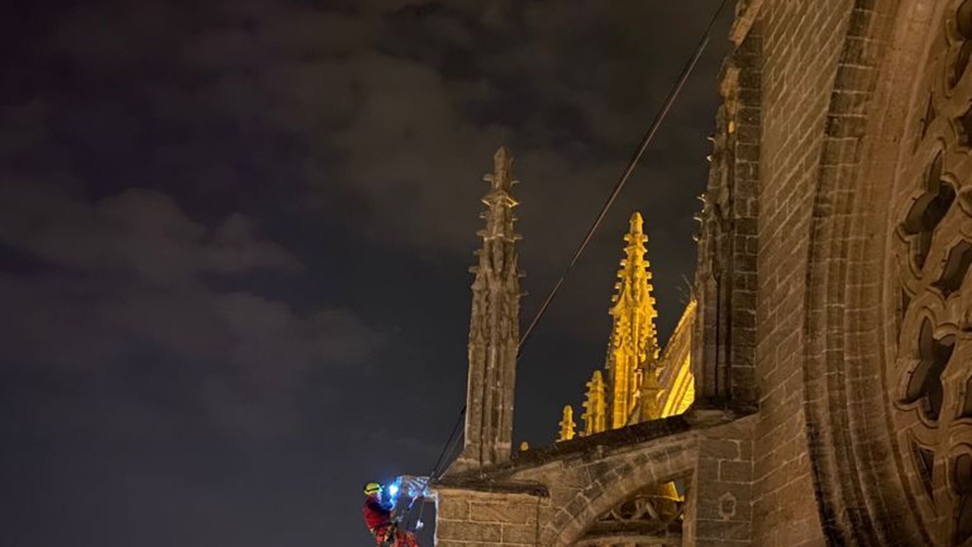 As&iacute; se revisan la Catedral de Sevilla y la Giralda desde las alturas