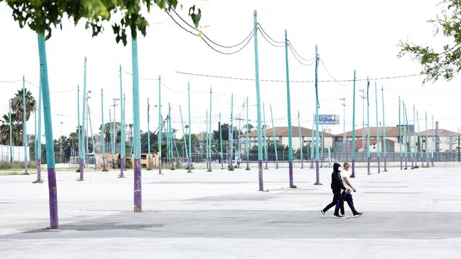 Varias personas caminan por el recinto ferial de Málaga, sin uso casi todo el año.