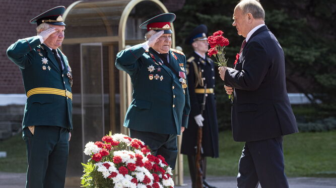 Ofrenda floral del líder del Partido Comunista ruso en la tumba del soldado desconocido.