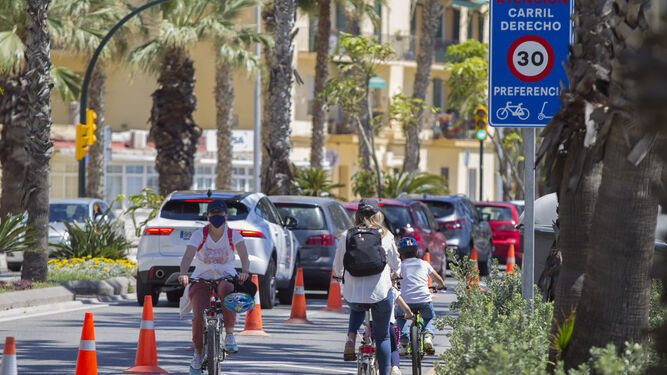 Varios ciclistas por un carril 30 en Málaga.