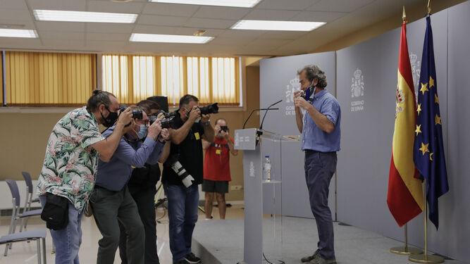 Fernando Simón posa ante los fotógrafos.