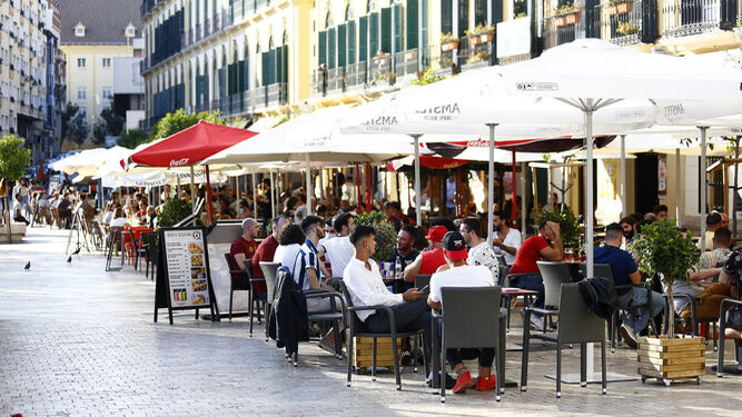 Clientes en la terraza de un bar en Málaga.