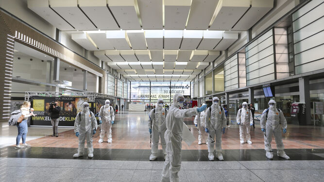 Miembros de la Unidad Militar de Emergencia en tareas de desinfección en Vialia al comienzo de la pandemia.