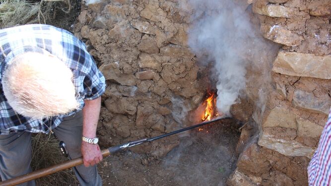 Un voluntario prendiendo la calera de Cuesta Borrego, en Mijas.