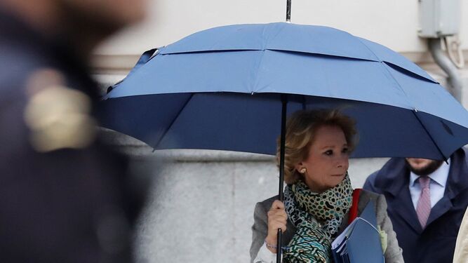 Esperanza Aguirre, con un paraguas.