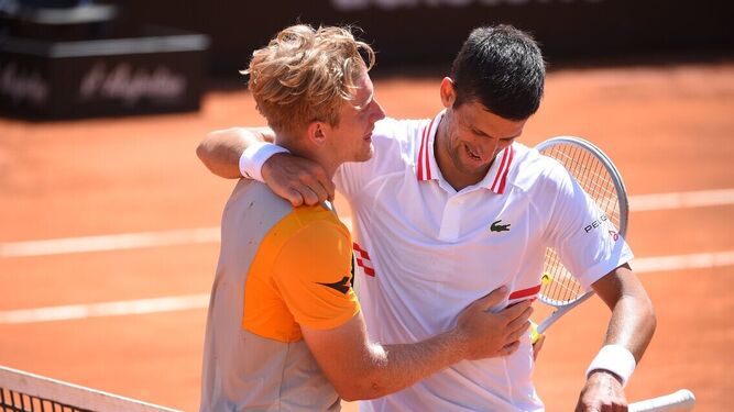 Davidovich y Djokovic se abrazan en Roma.