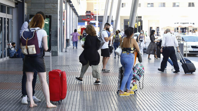 Turistas a su llegada a la estación de tren de Vialia.