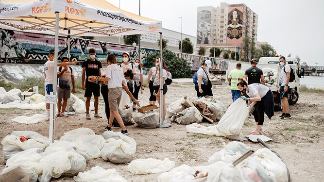 Bolsas de basura recogidas por los malagueños en el cauce del Guadalmedina.