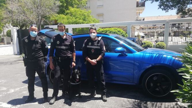 Agentes de la Policía Local de Torremolinos, junto al vehículo recuperado.