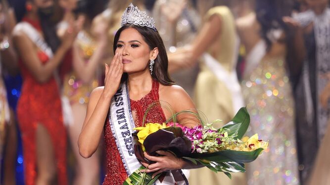 Andrea Meza, Miss Universo 2021, lanza besos al público tras alzarse con el título.