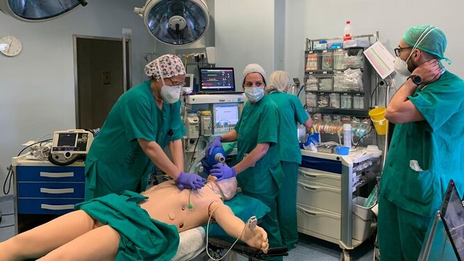 Profesionales del Hospital Clínico de Málaga entrenan con simulación robótica de última generación