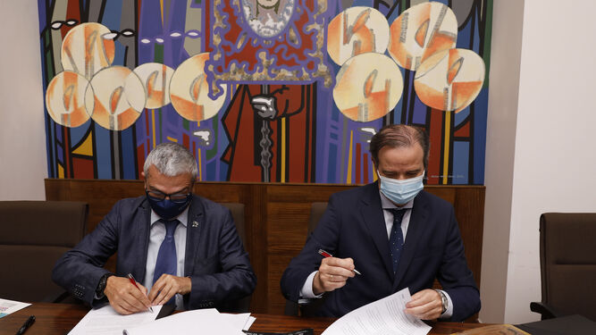 Diego Vera y Pablo Atencia firman el acuerdo en la sede de la Agrupación de Cofradías.