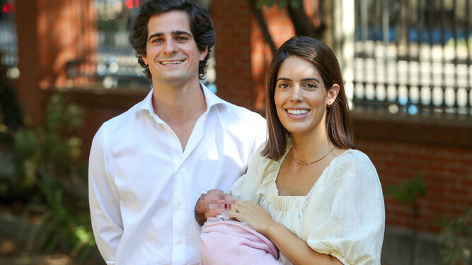 Los duques de Huéscar, al salir del hospital con su hija recién nacida el pasado mes de septiembre.
