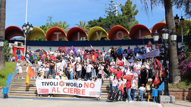 Vista de la manifestación en defensa de Tívoli World, en Benalmádena.
