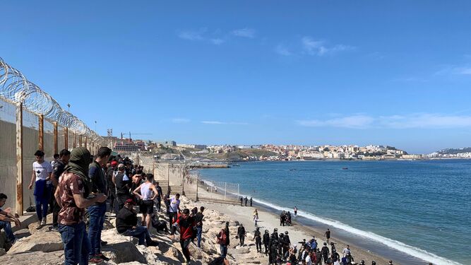 Las autoridades marroquíes evacúan a inmigrantes que intentan entrar de forma ilegal a Ceuta