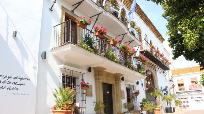 Vista de la fachada del Ayuntamiento de Marbella.