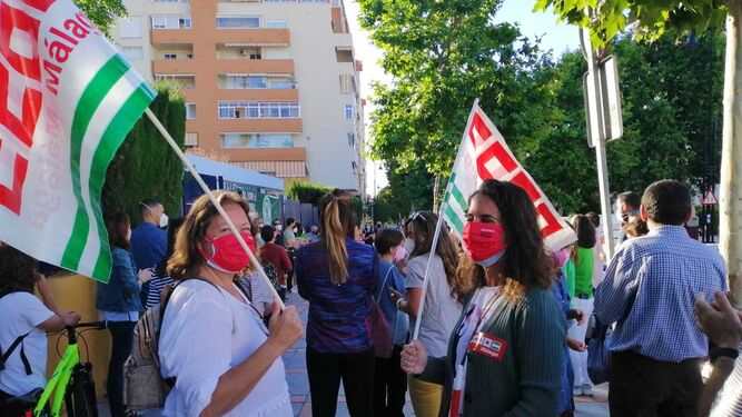 Manifestación junto al Colegio el Tejar de Fuengirola el lunes 24 de mayo.