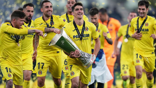 Gerard Moreno, la estrella del actual Villarreal, porta la copa con sus compañeros.