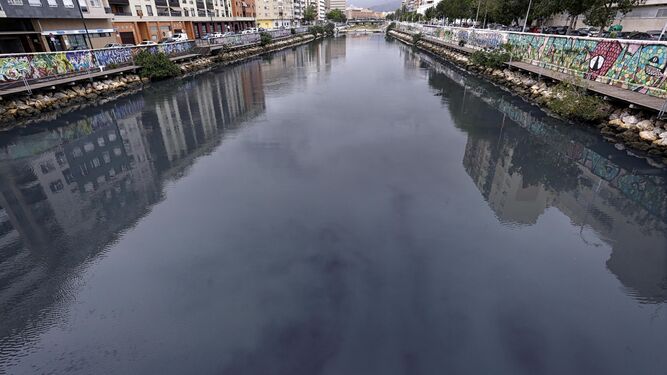 Las manchas negras en el río Guadalmedina.