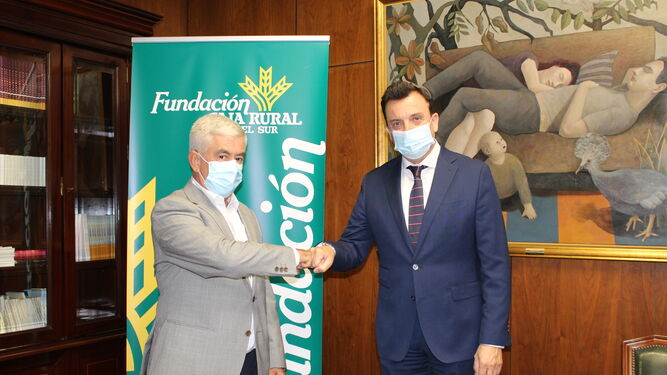 Firma del Convenio entre la Fundación Caja Rural del Sur y Freshuelva.