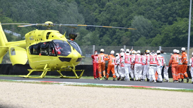 Los servicios médicos, evacuando a Dupasquier al helicóptero que lo trasladó a un hospital en Florencia.