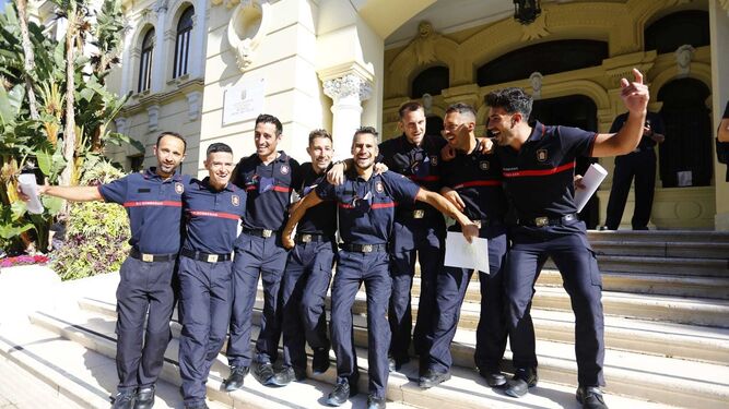 Los ocho nuevos bomberos de Málaga, justo después de tomar posesión de sus plazas.