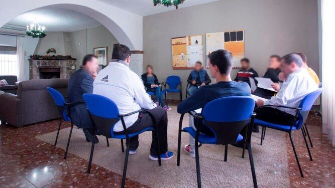 Un grupo de usuarios durante una terapia en el Centro de Tratamiento de Adicciones MonteAlminara.