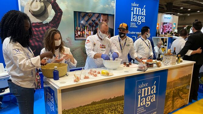 Show-cooking tartar de rulo malagueño con las alumnas de La Cónsula y el chef Carlos Piñero.