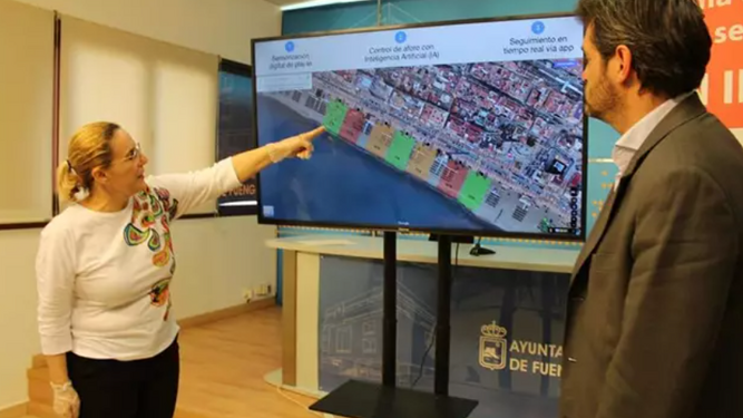 La alcaldesa de Fuengirola presentando el sistema por el que se le ha otorgado el premio