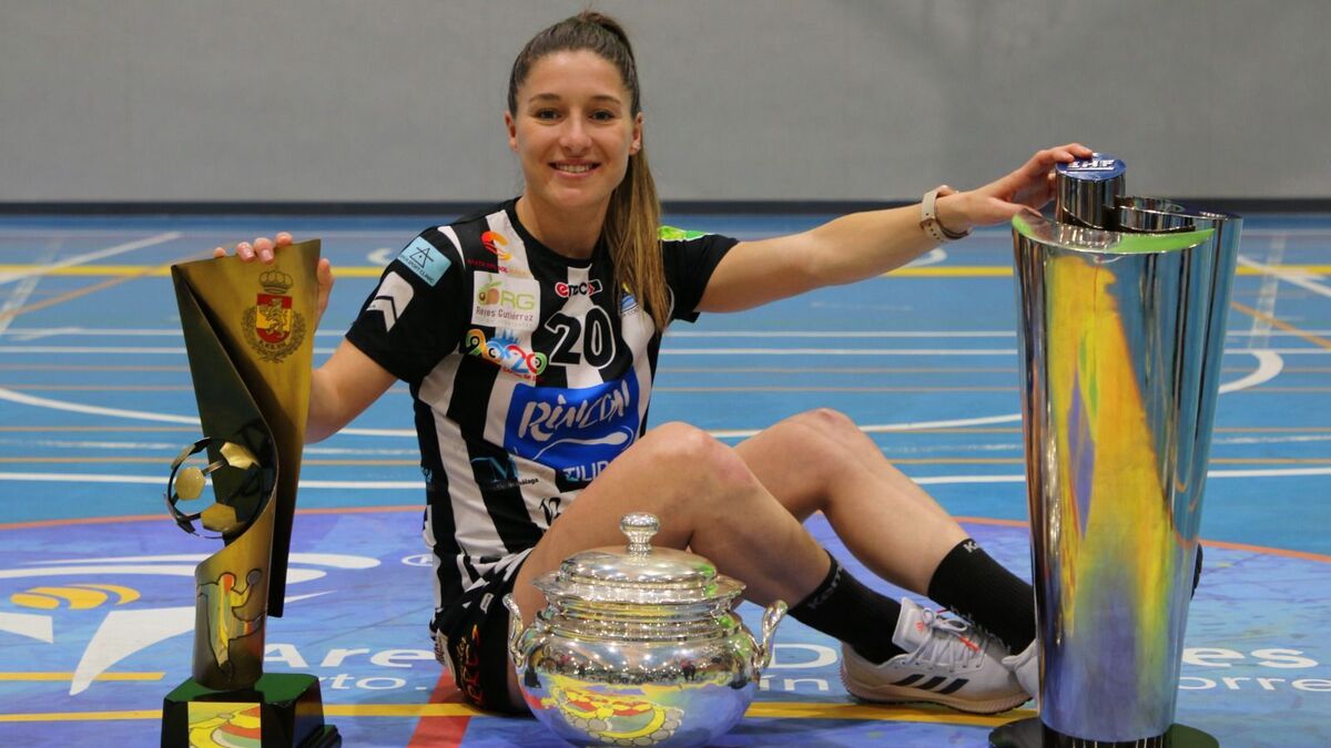 Espe López posa con los títulos de la Copa de la Reina, la Supercopa de España y la EHF Cup.