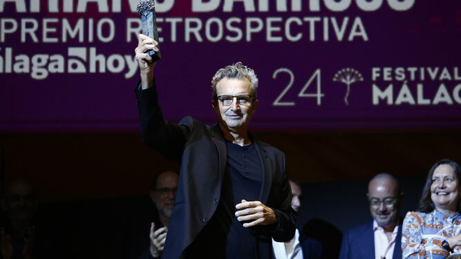 Mariano Barroso, con el Premio Retrospectiva 'Málaga Hoy', este viernes, en el Teatro Cervantes.