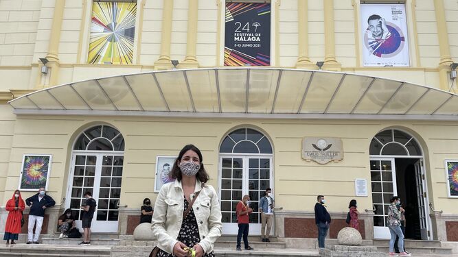 Anna Surinyach junto al Teatro Cervantes antes de presentar #Boza.