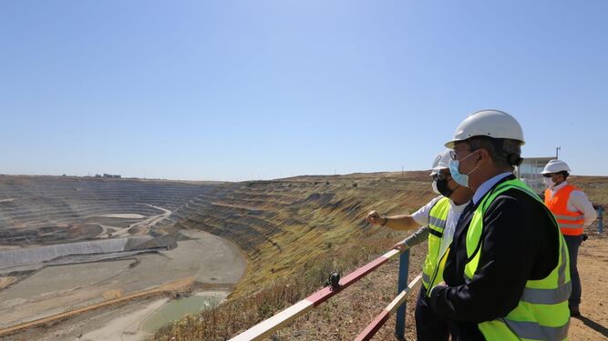 El consejero Rogelio Velasco, durante su visita a las instalaciones de la mina original del proyecto Cobre Las Cruces.