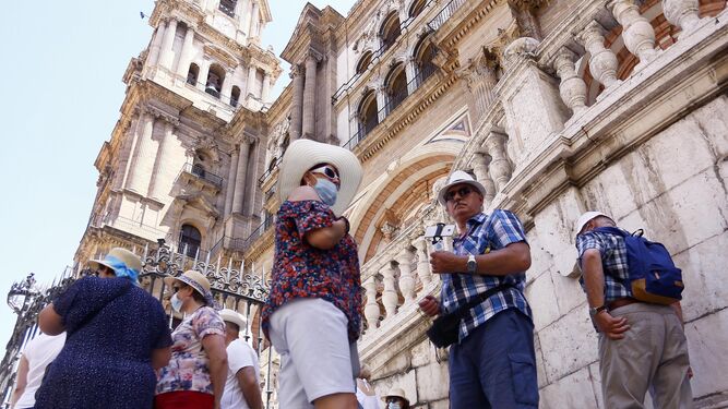 Turistas en la Catedral de Málaga.