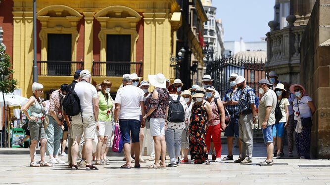 Un grupo de turistas visitando el centro de Málaga capital.