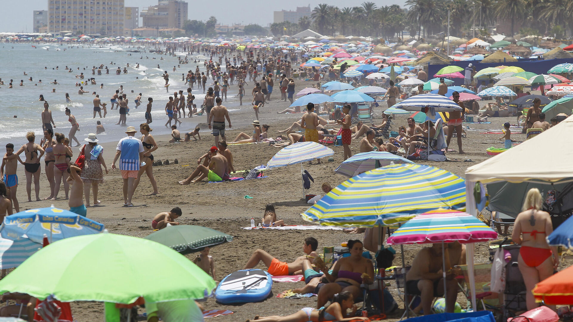 Fotos de la afluencia masiva en las playas de M&aacute;laga